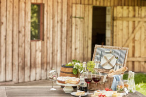 6 Items to Make the Perfect Hamper for a Picnic