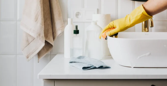 The Ultimate Guide to Cleaning Your Bathroom Like A Pro
