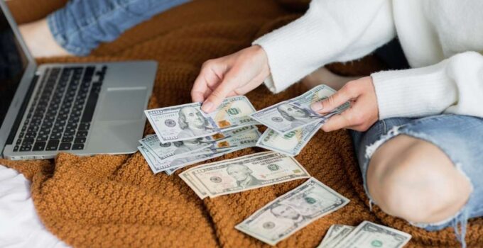 9 Ways to Make Money from Home as a Student